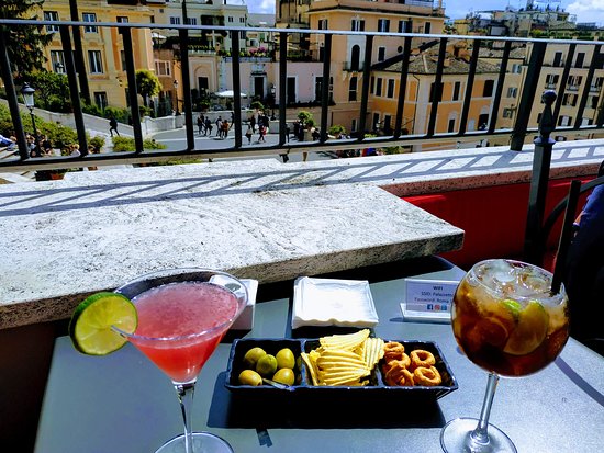 cocktails au Il Palazzetto rooftop wine bar a Rome cocktails au Il Palazzetto rooftop wine bar à Rome