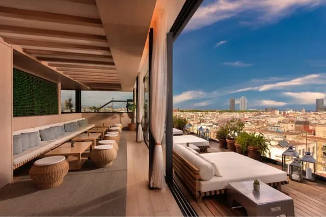 rooftop vue panoramique Barcelone The Roof au Barcelona EDITION rooftop vue panoramique Barcelone The Roof au Barcelona EDITION